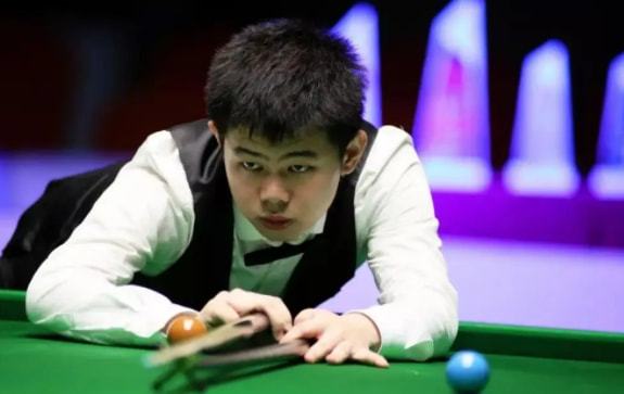 显得略有不 显得略有不